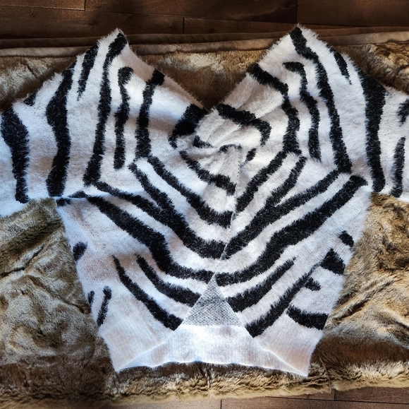 Zebra Print Sweater - Picture 4 of 4